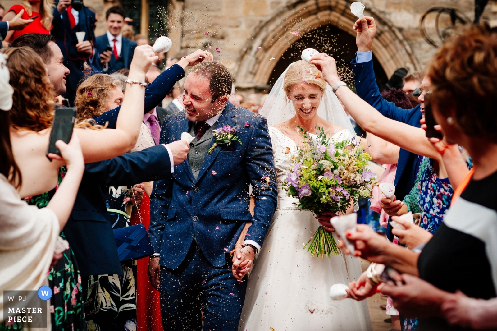 unposed wedding photography - confetti run